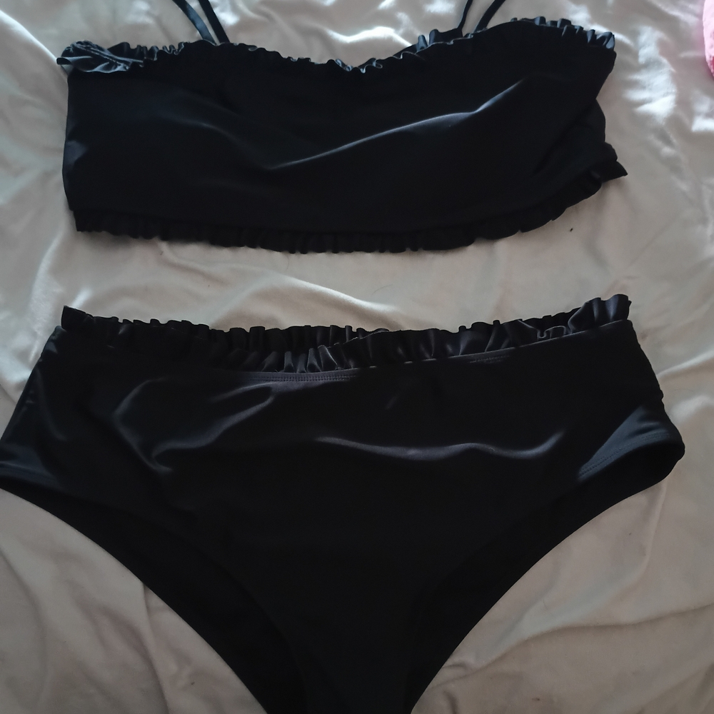 SHEIN Black Ruffled Bikini Set